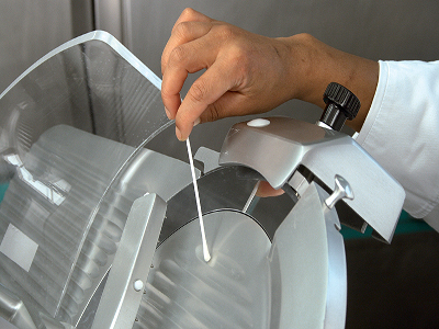 Test-microbiologique-sur-trancheur